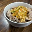 新しい豚丼!卵ソースの豚丼!!