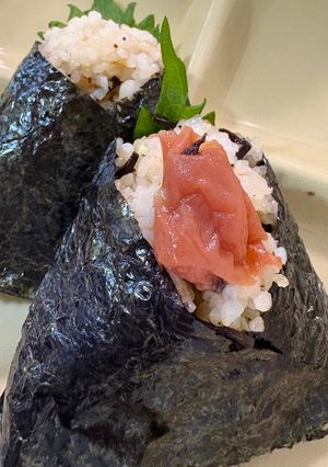おむすび屋さん風！塩昆布と枝豆のおにぎり-レシピのメイン写真