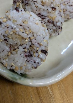 雑穀米でおにぎり(ゆかり&ごま入り)-レシピのメイン写真