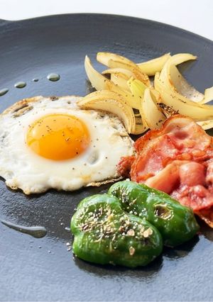 ベーコンエッグ ワンパンで キャンプ朝飯-レシピのメイン写真