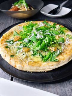 クセになりそう!せりとしらすのピザ-レシピのメイン写真