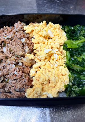超簡単、小松菜と卵と挽肉の三色弁当-レシピのメイン写真