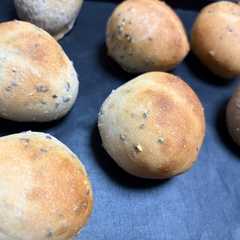 รูปของ あま酒と塩こうじの全粒粉ごまパン