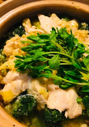 鍋の素●鶏肉とブロッコリー＆豆苗の緑鍋-レシピのメイン写真