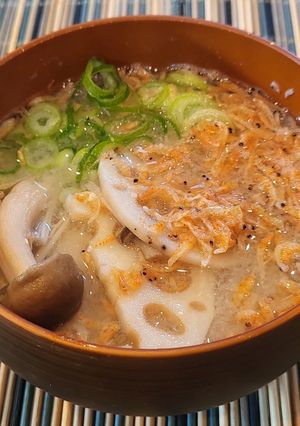 アミエビとキノコとれんこんのお味噌汁-レシピのメイン写真