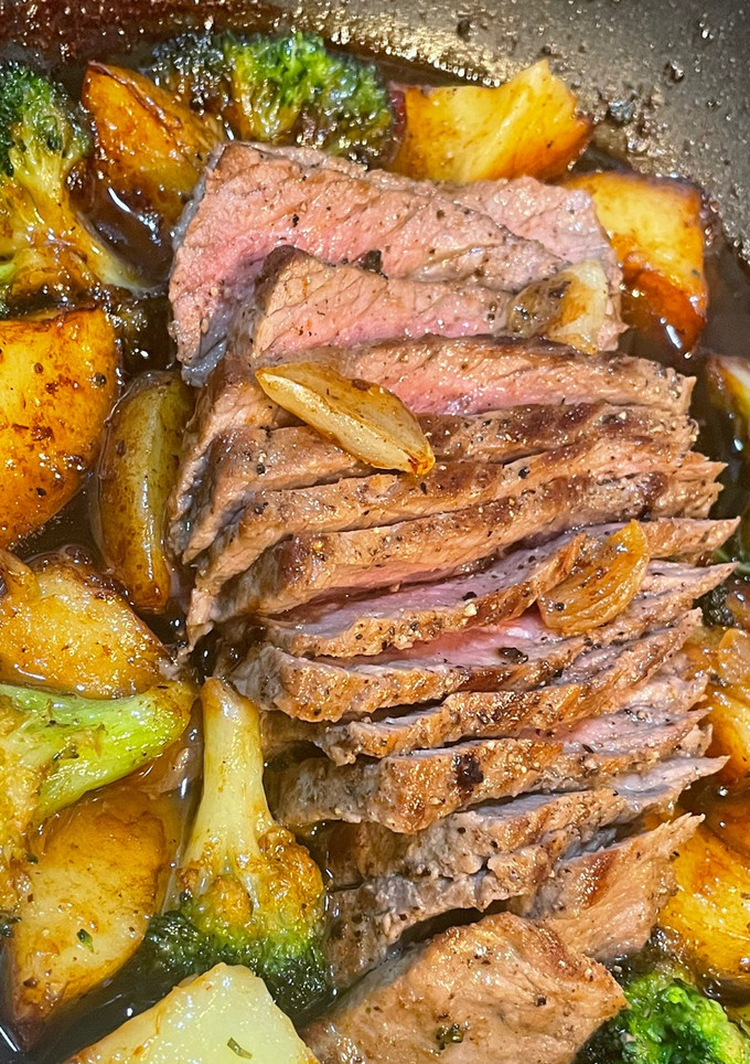 牛ステーキ肉のアヒージョ(　ﾟдﾟ)ﾝﾏｯ!-レシピのメイン写真