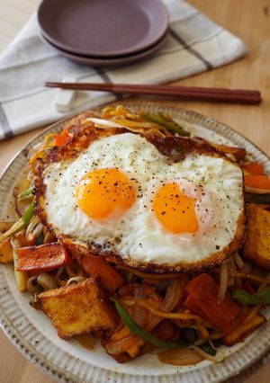 絹厚揚げの目玉焼きのっけ焼そば by ずっと食べたい、うちご飯