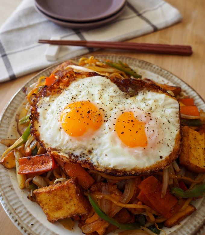 絹厚揚げの目玉焼きのっけ焼そば by ずっと食べたい、うちご飯