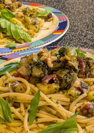 蛸とじゃが芋が乗った🍝太麺バジリコスパゲッティ-レシピのメイン写真