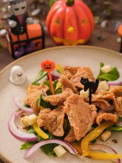 鶏皮チップスでハロウィンサラダ-レシピのメイン写真