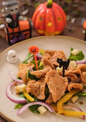 鶏皮チップスでハロウィンサラダ-レシピのメイン写真