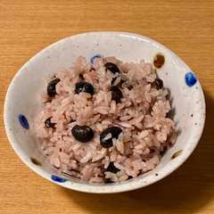 รูปของ 梅干しと炒り黒豆ごはん