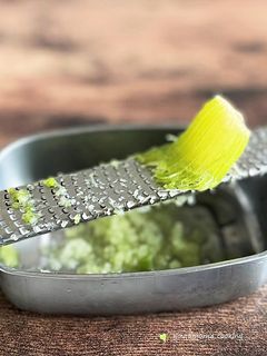 セロリは冷凍してすりおろして使うと便利!-レシピのメイン写真