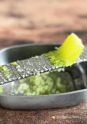 セロリは冷凍してすりおろして使うと便利！-レシピのメイン写真