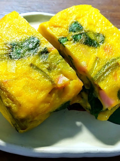 おせちリメイク ナルトと三つ葉の玉子焼き-レシピのメイン写真