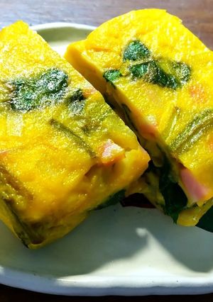 おせちリメイク　ナルトと三つ葉の玉子焼き-レシピのメイン写真