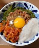 ネバネバ丼(めかぶ納豆キムチとろろ)
