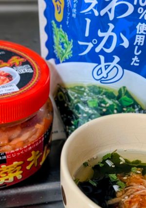 わかめスープにキムチ足しちゃいました♪-レシピのメイン写真