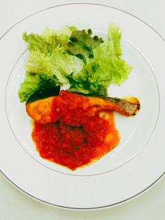 栄養士の卵☆鮭のソテー・トマトソースかけ-レシピのメイン写真