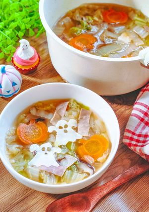 ハロウィン！餃子の皮でお化け!白菜ワンタンスープ-レシピのメイン写真