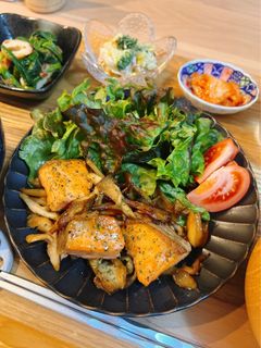 ご飯がすすむ🐾鮭と舞茸のバター醤油ソテー-レシピのメイン写真