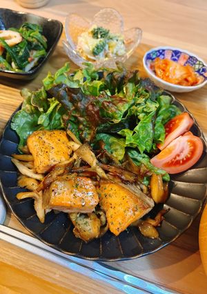 ご飯がすすむ🐾鮭と舞茸のバター醤油ソテー-レシピのメイン写真