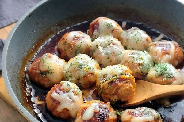 とろ〜り絶品！煮込みチーズミートボール。