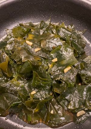 減塩!生わかめにんにく醤油炒め-レシピのメイン写真