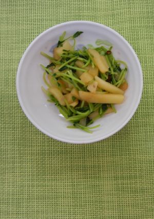 豆苗とじゃが芋のピリ辛炒め-レシピのメイン写真