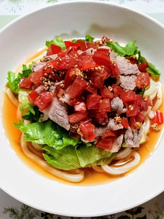 簡単ランチ!牛肉とレタスとトマトのうどん-レシピのメイン写真