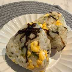 A picture of 炒り卵と塩昆布のおにぎり🍙.