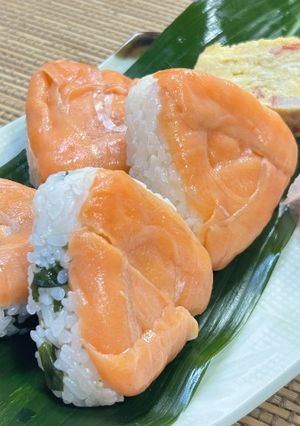 手軽に豪華🍣サーモン寿司おにぎり✨🤗-レシピのメイン写真