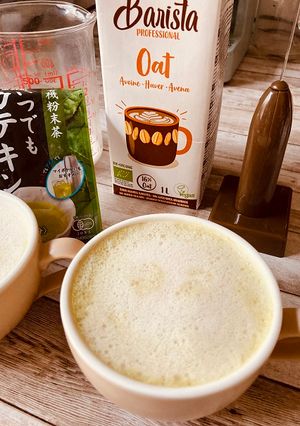和菓子と合わせる無糖緑茶オーツミルクラテ-レシピのメイン写真