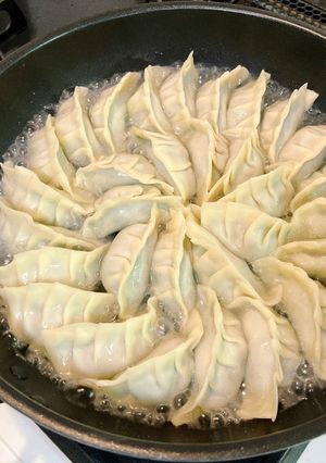 栄養満点✨廃棄0！レタスの外葉ぎょうざ-レシピのメイン写真