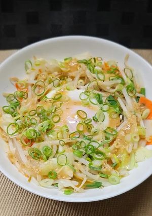 レンジde巣籠り半熟卵のシャキシャキ野菜味噌だれ-レシピのメイン写真