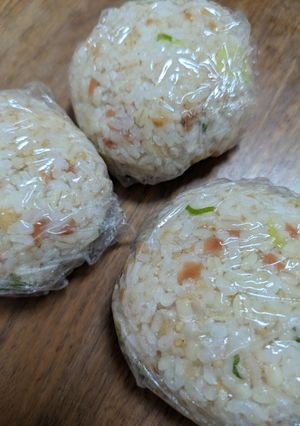 梅干しの混ぜ込みおにぎり-レシピのメイン写真