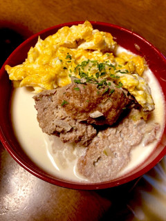 オーブンで作るハンバーグを使って丼-レシピのメイン写真