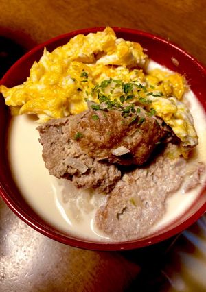 オーブンで作るハンバーグを使って丼-レシピのメイン写真