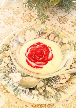 クリスマスに苺ローズのヨーグルトデザート-レシピのメイン写真
