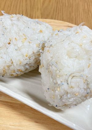 じゃことごまのおにぎり-レシピのメイン写真