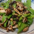 さやえんどうとシメジの塩昆布炒め