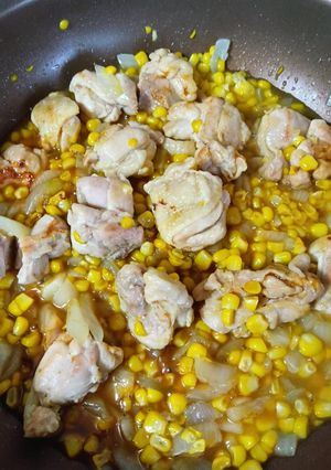 鶏ももと生とうもろこし玉ねぎ炒め　-レシピのメイン写真