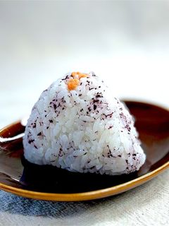 ゆかりごはんで鮭おにぎり-レシピのメイン写真