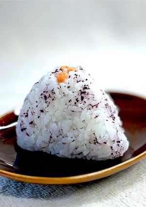 ゆかりごはんで鮭おにぎり-レシピのメイン写真
