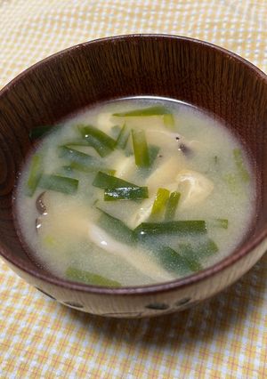 ニラと平茸と油揚げの味噌汁-レシピのメイン写真