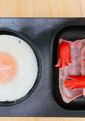 同時調理☆目玉焼きウインナーベーコン-レシピのメイン写真