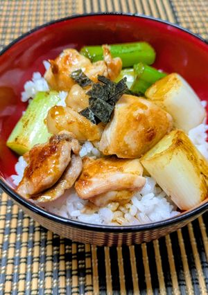 うなぎの蒲焼きのたれで簡単♪焼き鳥丼♡-レシピのメイン写真