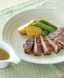 牛肉ステーキ白しょうゆソース添え