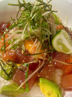 マグロとサーモンとアボカドの和風ポキ丼-レシピのメイン写真