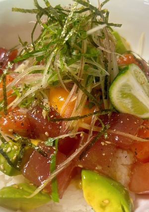 マグロとサーモンとアボカドの和風ポキ丼-レシピのメイン写真